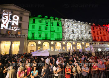 proiezione bandiera italiana su facciata