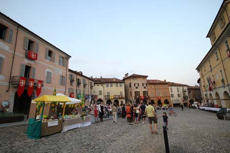 piazza conte rosso luogo della rievocazione medievale - proietta