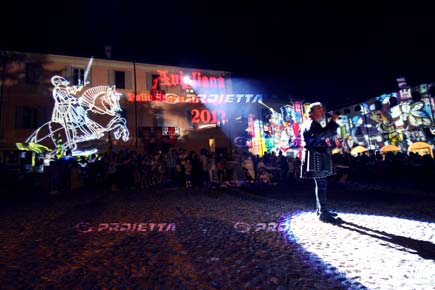 affreschi medievali dipinti in luce sulle facciate del centro storico