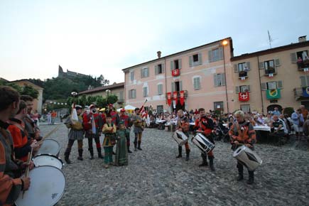 festa medievale con proiezioni e ricostruzioni storiche