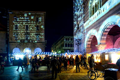 proiezioni di natale nella piazza di como