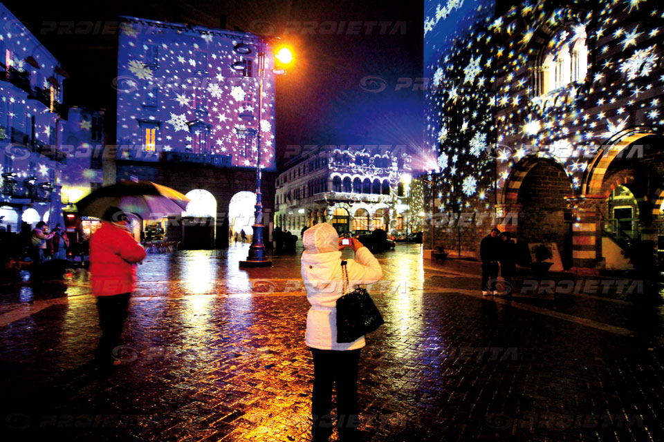 Scenografia di neve e stelle illuminano la piazza con proiettori di immagine Proietta