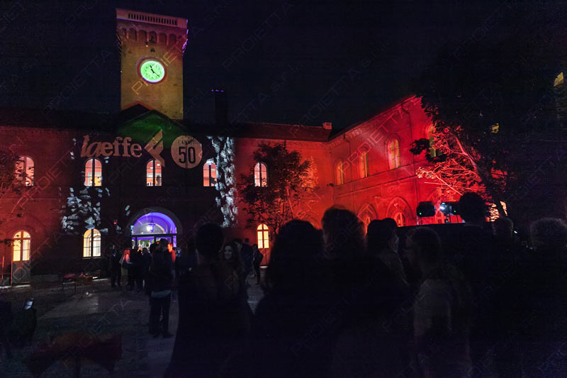 proiezione di loghi con videoproiettori da esterno