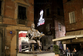 il logo del museo di puccini proiettato