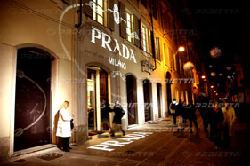 prada proiezione del logo in luce