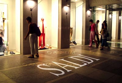 proiezioni di loghi e comunicazione su marciapiedi e pavimenti