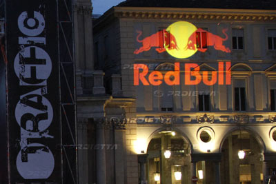 dettaglio della proiezione del logo red bull
