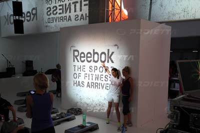 proiezione logo reebok nello stand allestito per la fiera di rimini