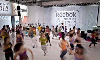 giochi di luce dinamiche per spettacolarizare lo stand reebok alla fiera del fitness