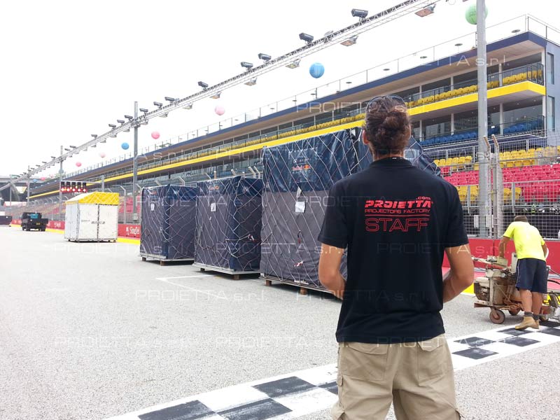 installazione dei proiettori per il gran premio