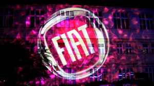 Proiezioni pubblicitarie: logo FIAT con effetto dinamico di riflessi d'acqua che cambiano colore